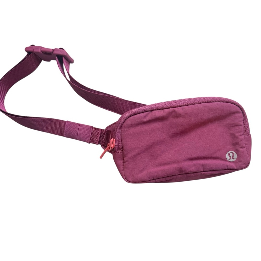 Lululemon Athletica Mauve Everywhere Belt Bag with Adjustable Straps - Picture 2 of 8
